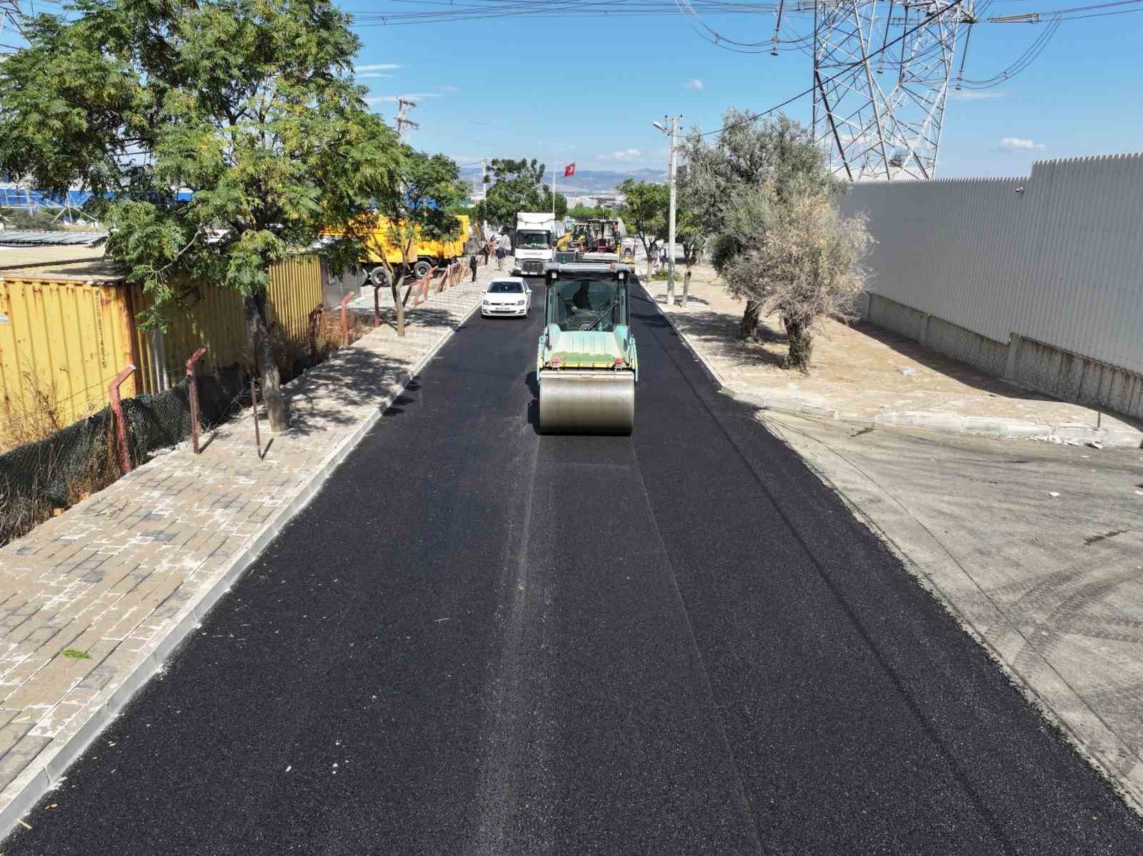 Yunusemre Emlakdere’de 2 kilometrelik yol sıcak asfaltla yenilendi