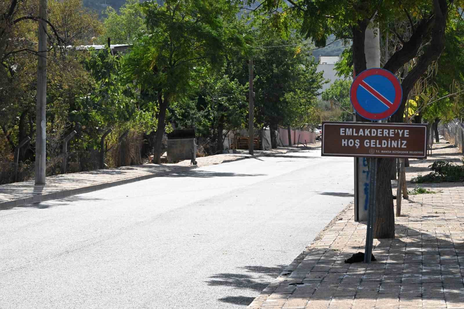 Yunusemre Emlakdere’de 2 kilometrelik yol sıcak asfaltla yenilendi