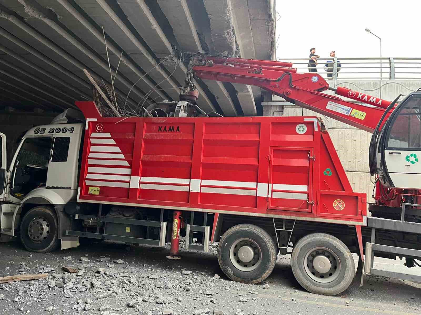 Vinç köprüye, otomobil de vince çarptı: 4 yaralı