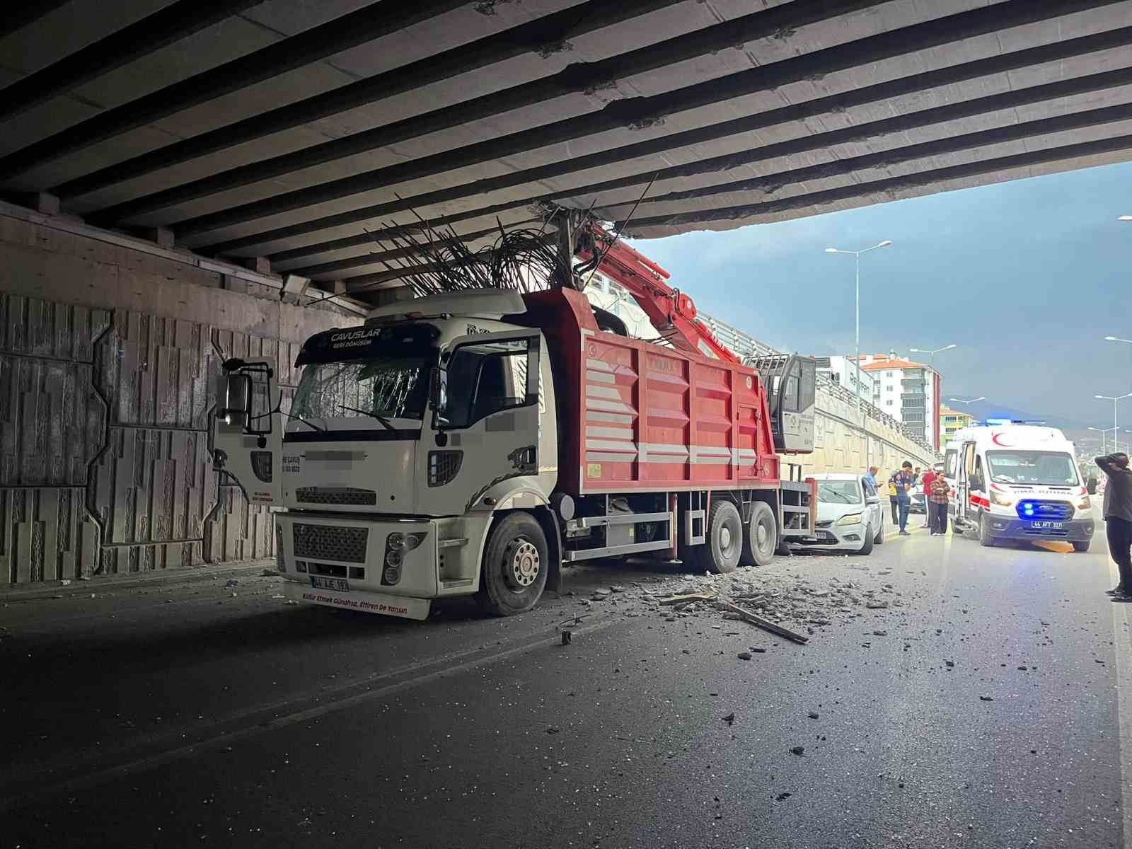 Vinç köprüye, otomobil de vince çarptı: 4 yaralı