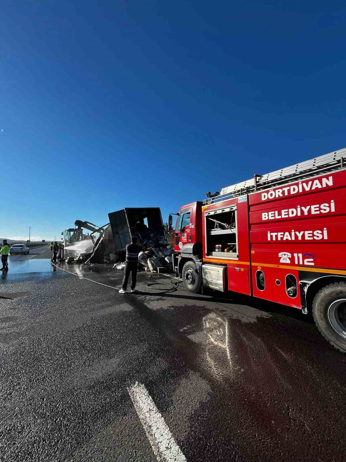 Bolu’da kargo yüklü tır alev alev yandı