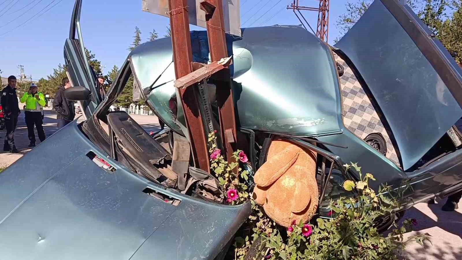 Amasya’da direğe çarpan otomobil ikiye ayrıldı: 2 yaralı