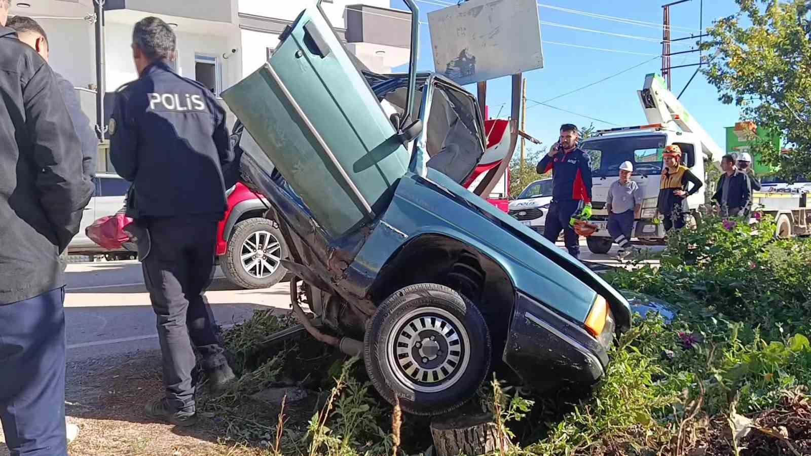 Amasya’da direğe çarpan otomobil ikiye ayrıldı: 2 yaralı