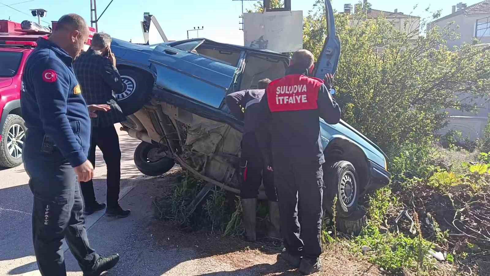Amasya’da direğe çarpan otomobil ikiye ayrıldı: 2 yaralı