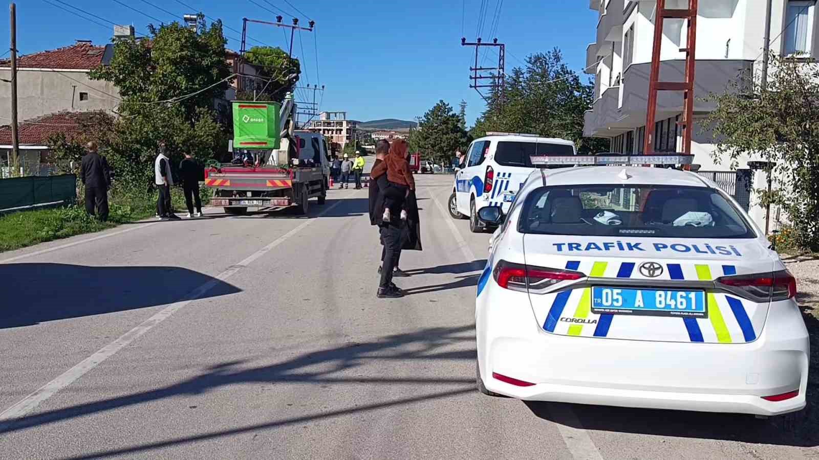 Amasya’da direğe çarpan otomobil ikiye ayrıldı: 2 yaralı