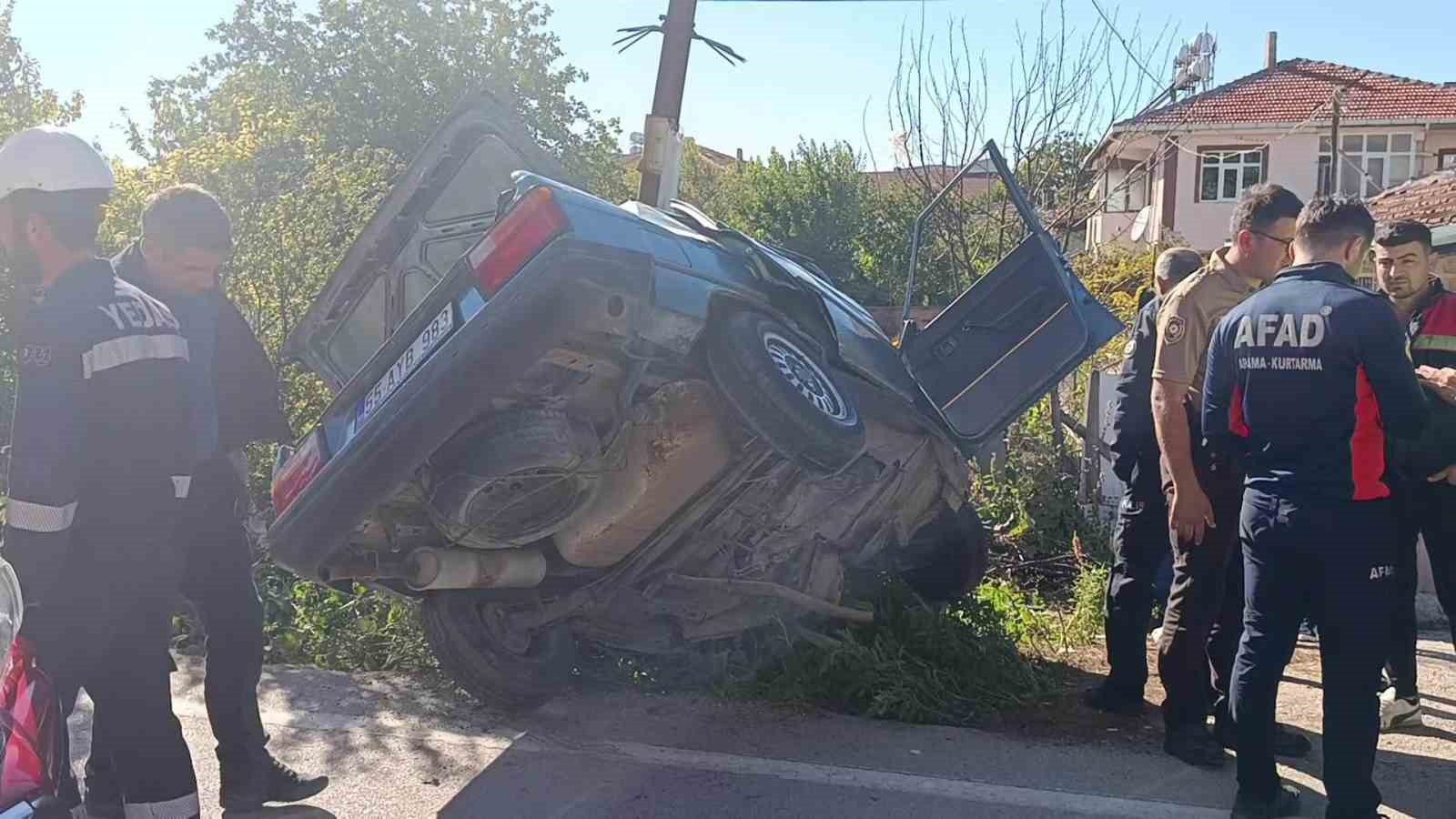Amasya’da direğe çarpan otomobil ikiye ayrıldı: 2 yaralı