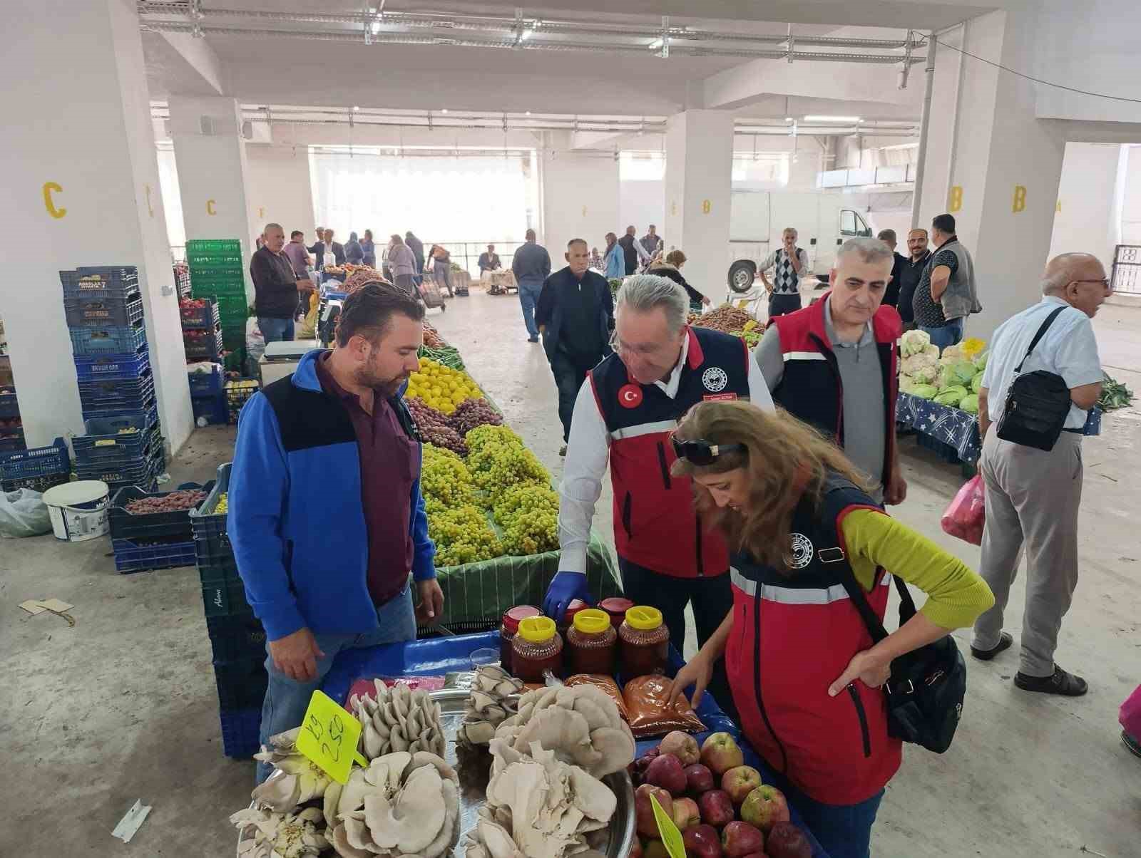 Buharkent’te pazar tezgahları denetlendi