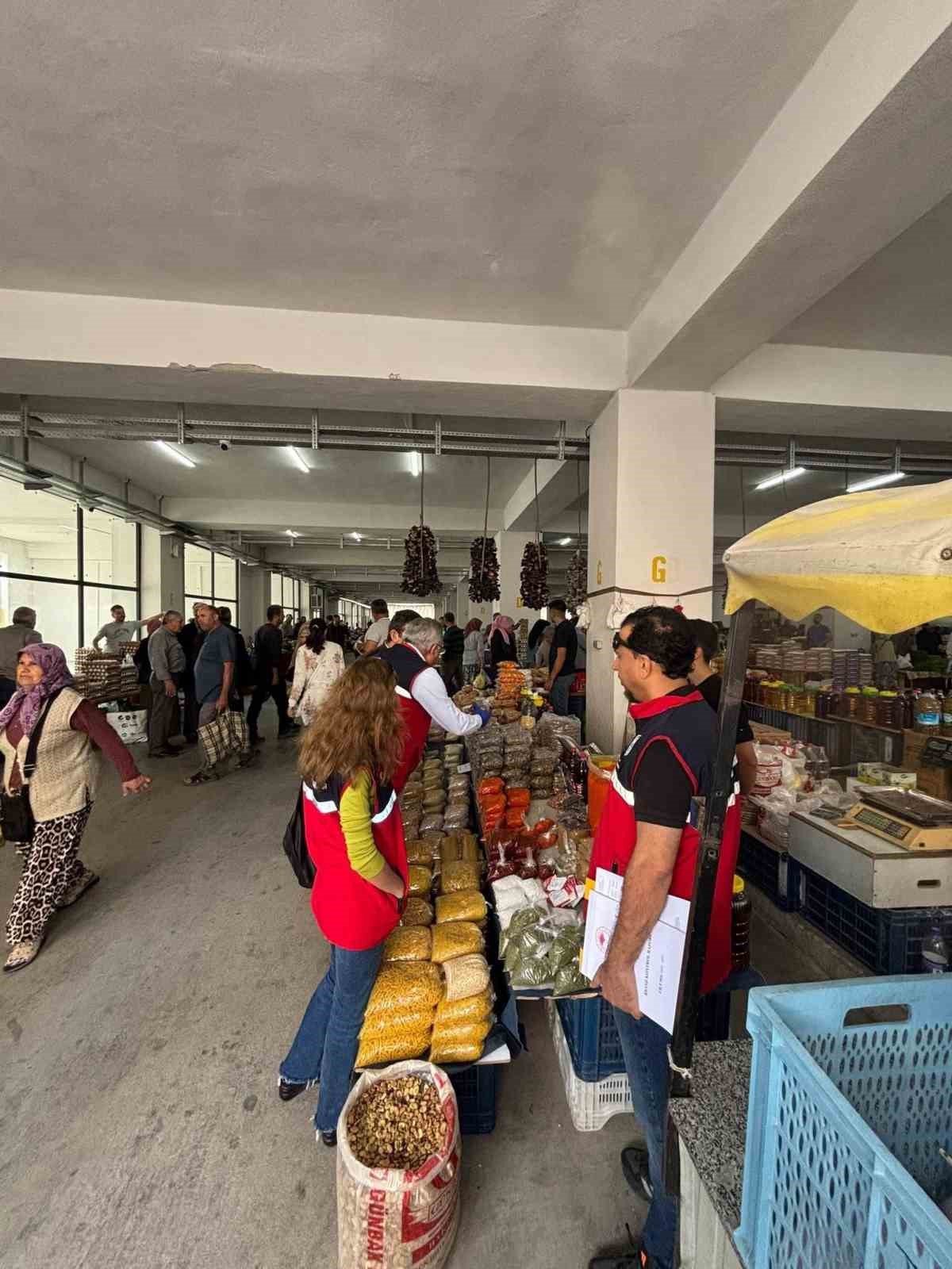 Buharkent’te pazar tezgahları denetlendi
