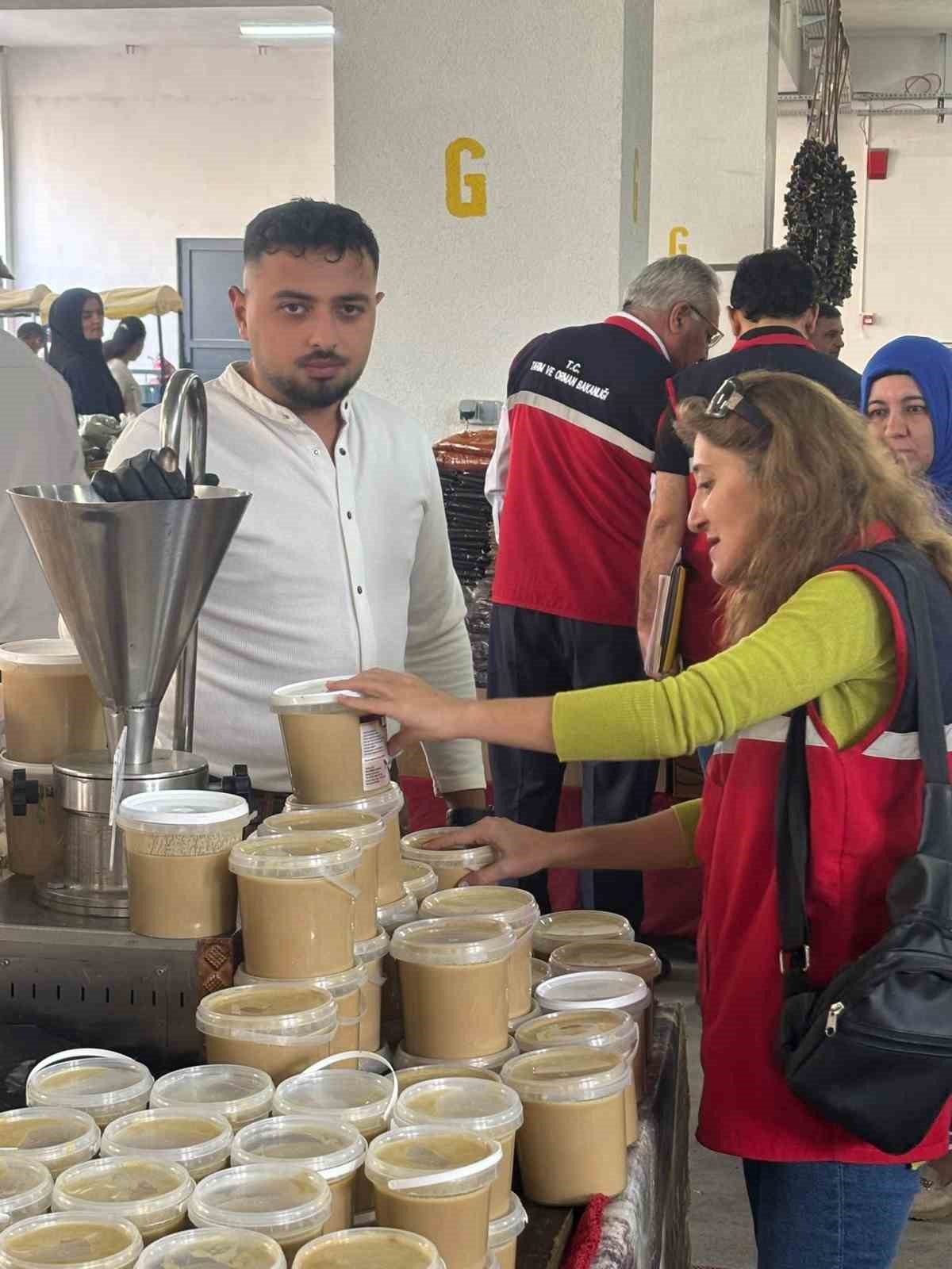 Buharkent’te pazar tezgahları denetlendi