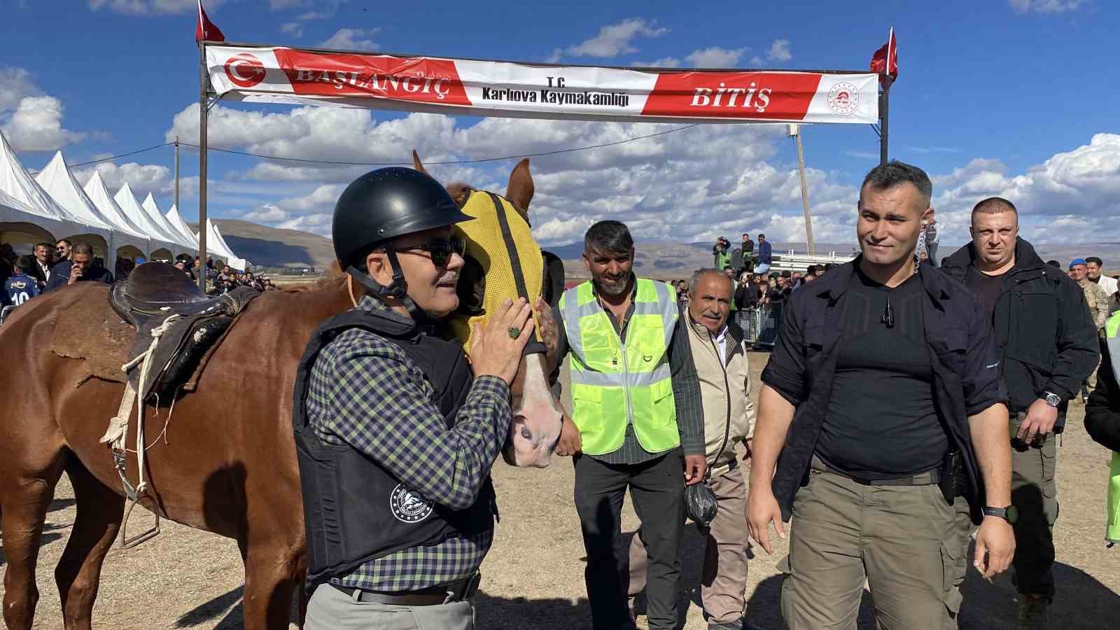 Bingöl’de geleneksel at yarışları renkli görüntülere sahne oldu
