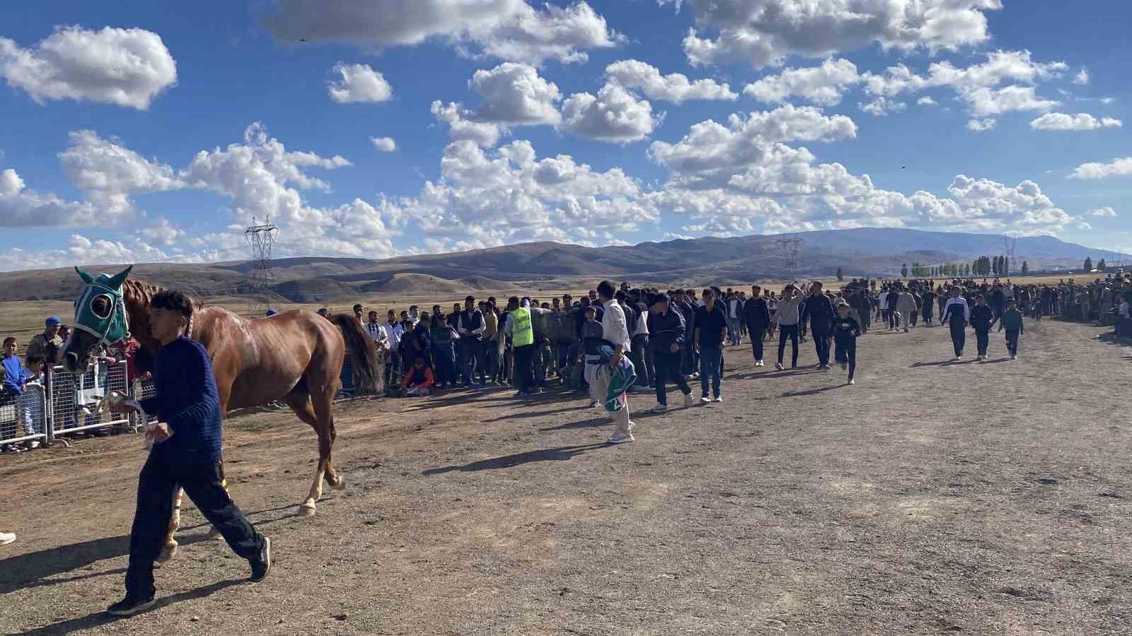 Bingöl’de geleneksel at yarışları renkli görüntülere sahne oldu