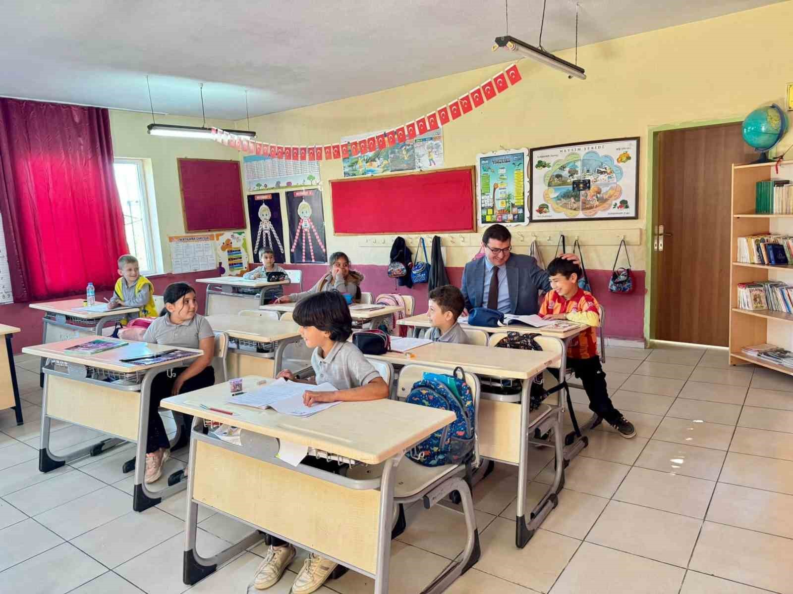 Kaymakam Sözen, Yaka’da öğretmen ve öğrencilerle buluştu