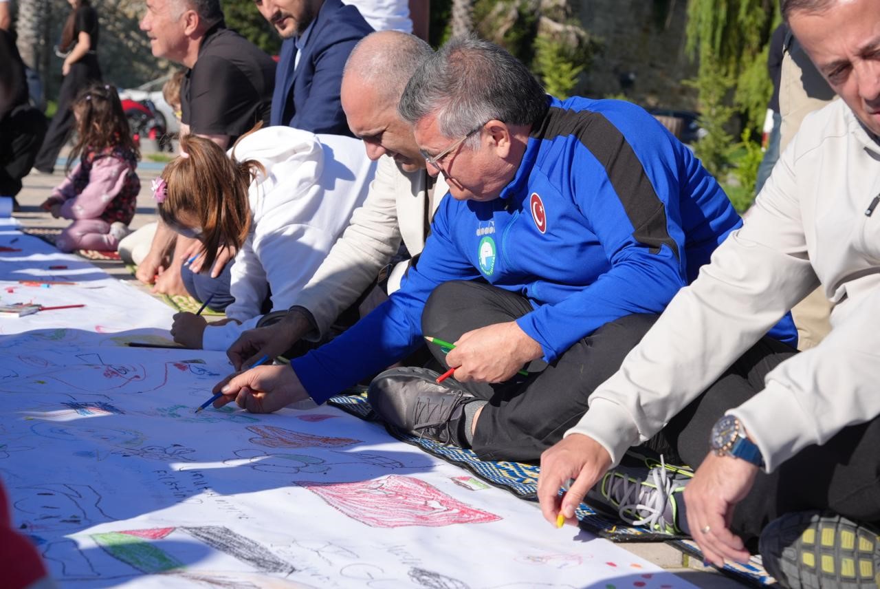 Sinop’ta çocuklar Filistinli yaşıtları için çizdi