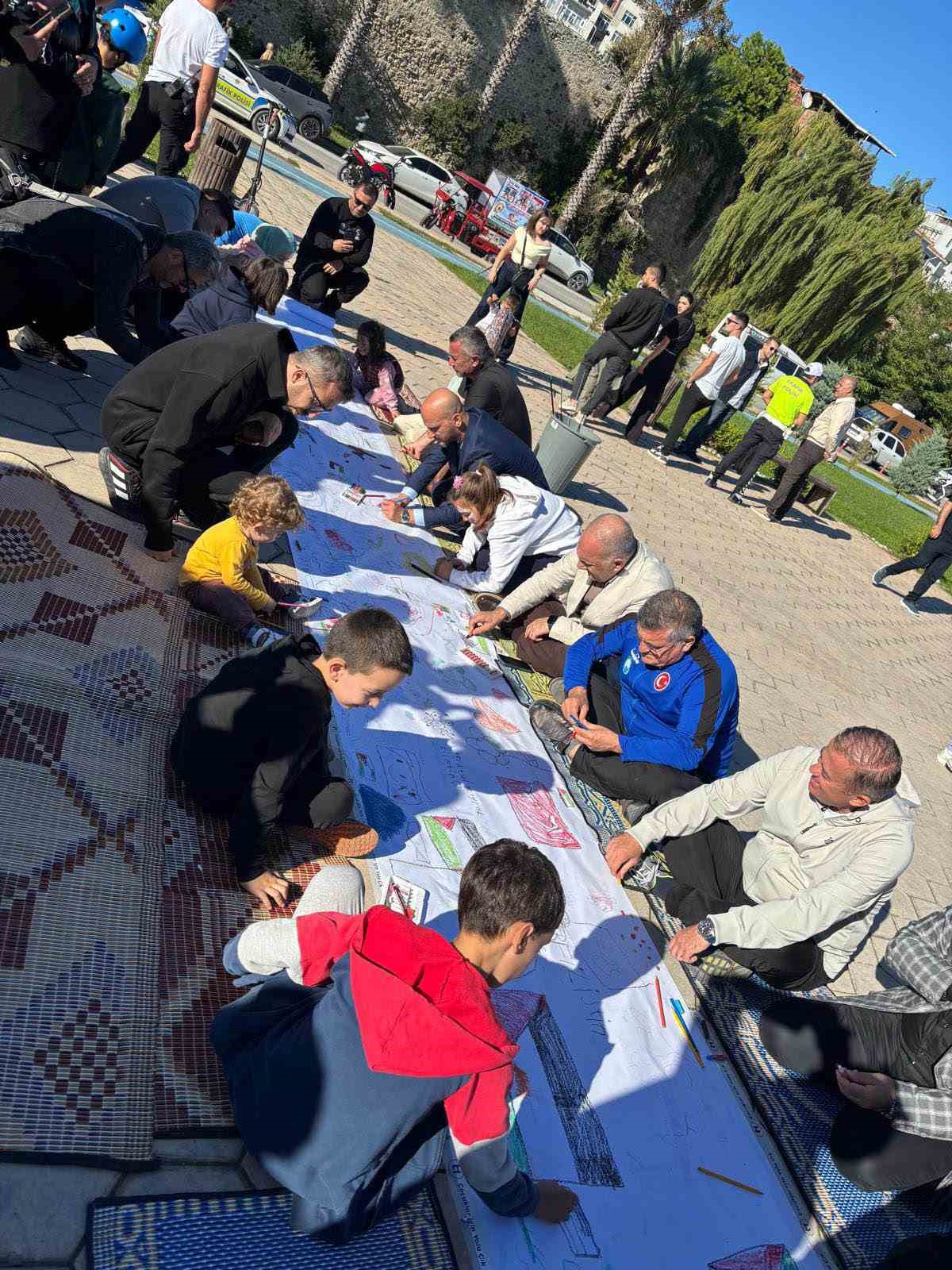 Sinop’ta çocuklar Filistinli yaşıtları için çizdi