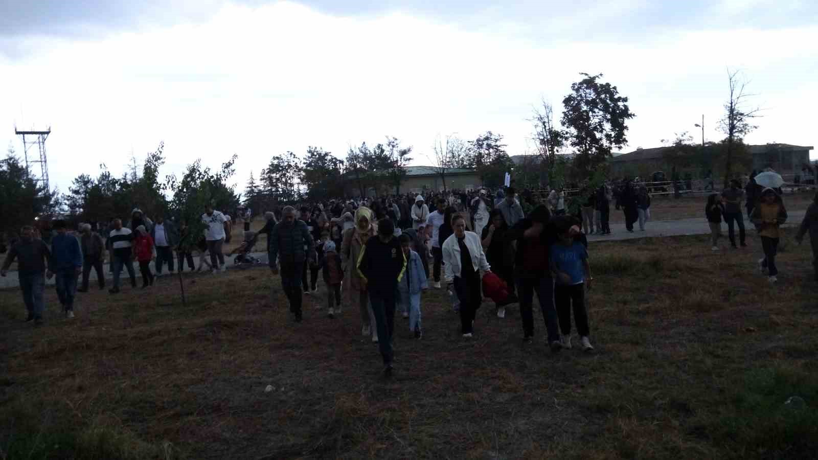 Türk Yıldızları’nın gösterisi için Malatyalılar yağmura rağmen alana akın etti