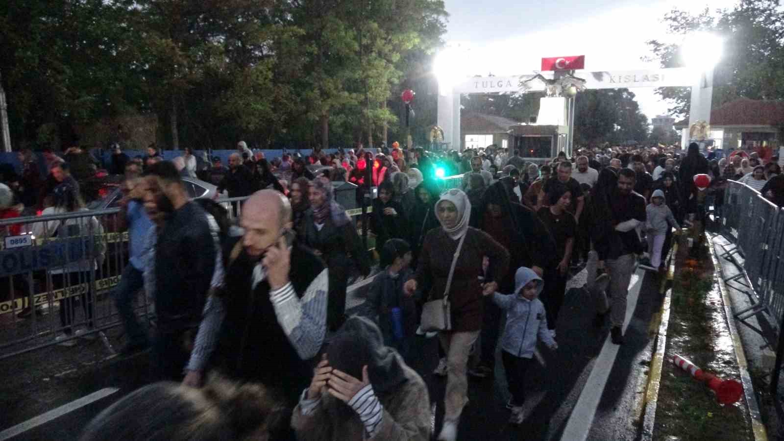 Türk Yıldızları’nın gösterisi için Malatyalılar yağmura rağmen alana akın etti