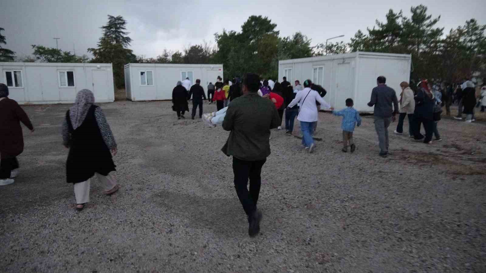 Türk Yıldızları’nın gösterisi için Malatyalılar yağmura rağmen alana akın etti