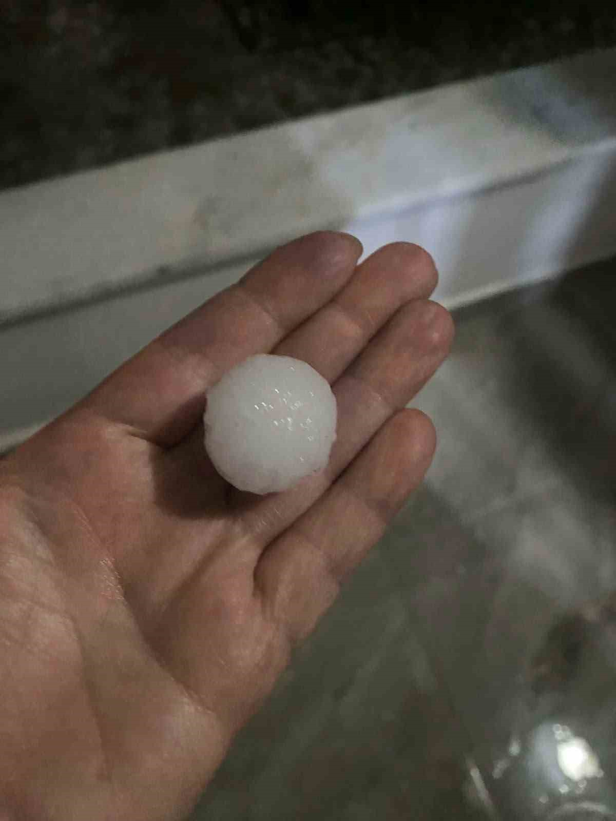 Hatay’da ceviz büyüklüğündeki dolu çevreyi beyaza bürüdü