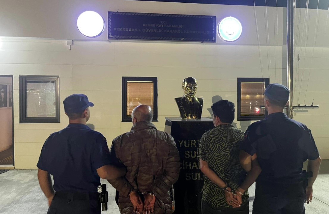 Antalya’da 19 düzensiz göçmen ve 3 organizatör yakalandı