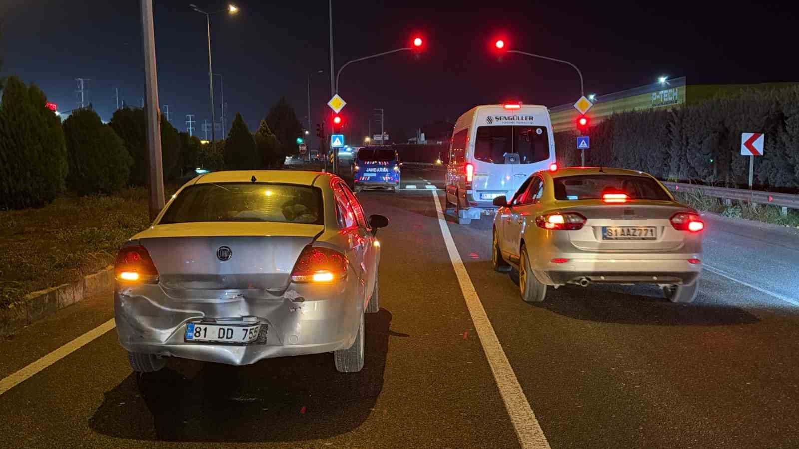 Düzce’de ışıklarda iki araç çarpıştı: 2 yaralı