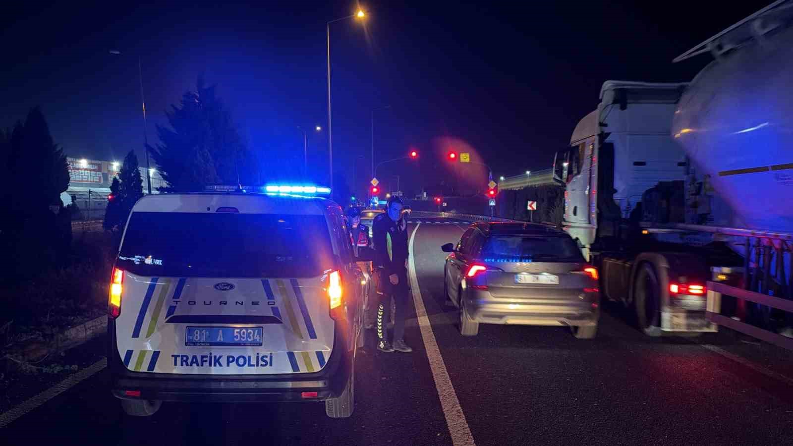 Düzce’de ışıklarda iki araç çarpıştı: 2 yaralı