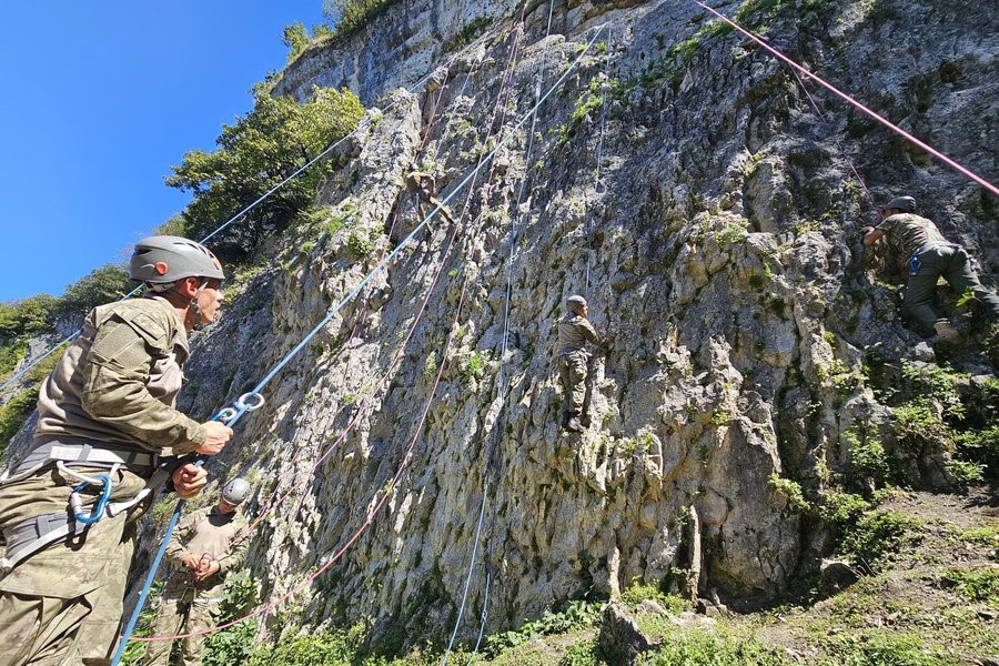 9 subay ve 1 astsubay Gürcistan’da Yaz Temel Dağcılık Kursu’na katıldı