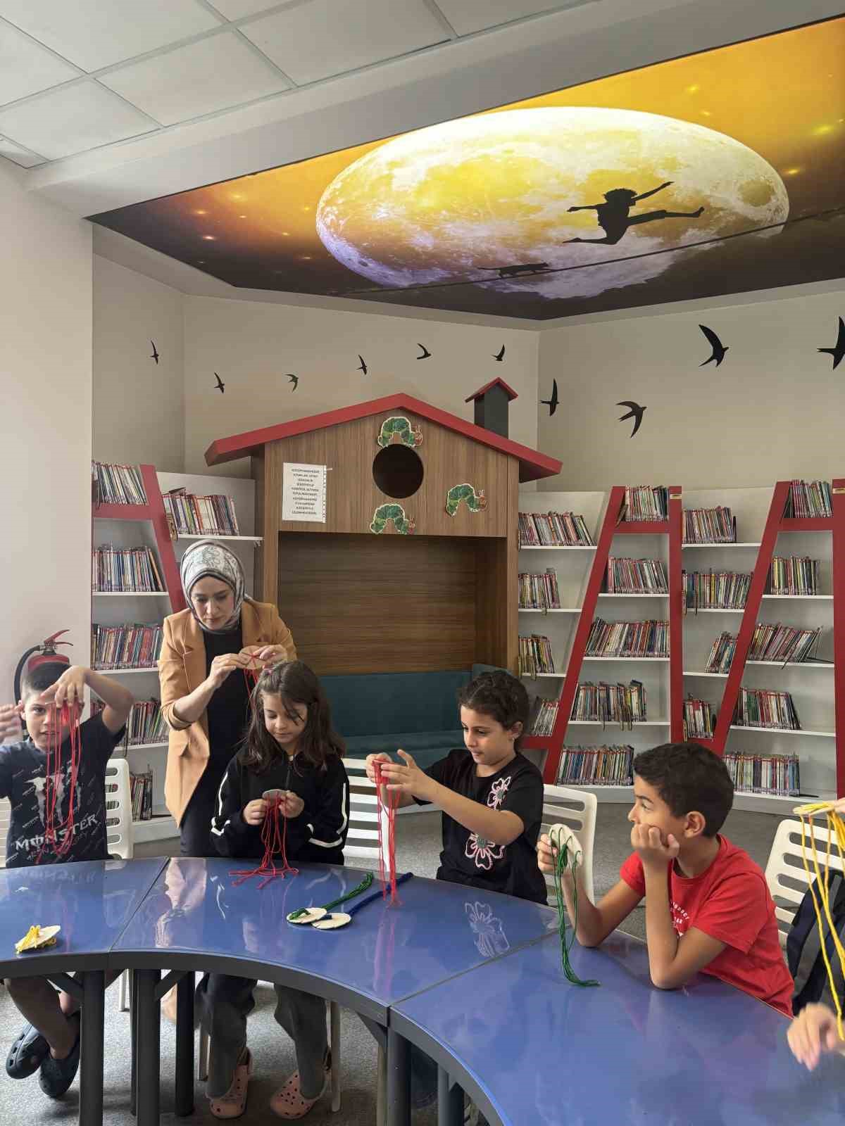 Aydın’da çocuklar kitap okudu, arkadaşlık bileklikleri tasarladı