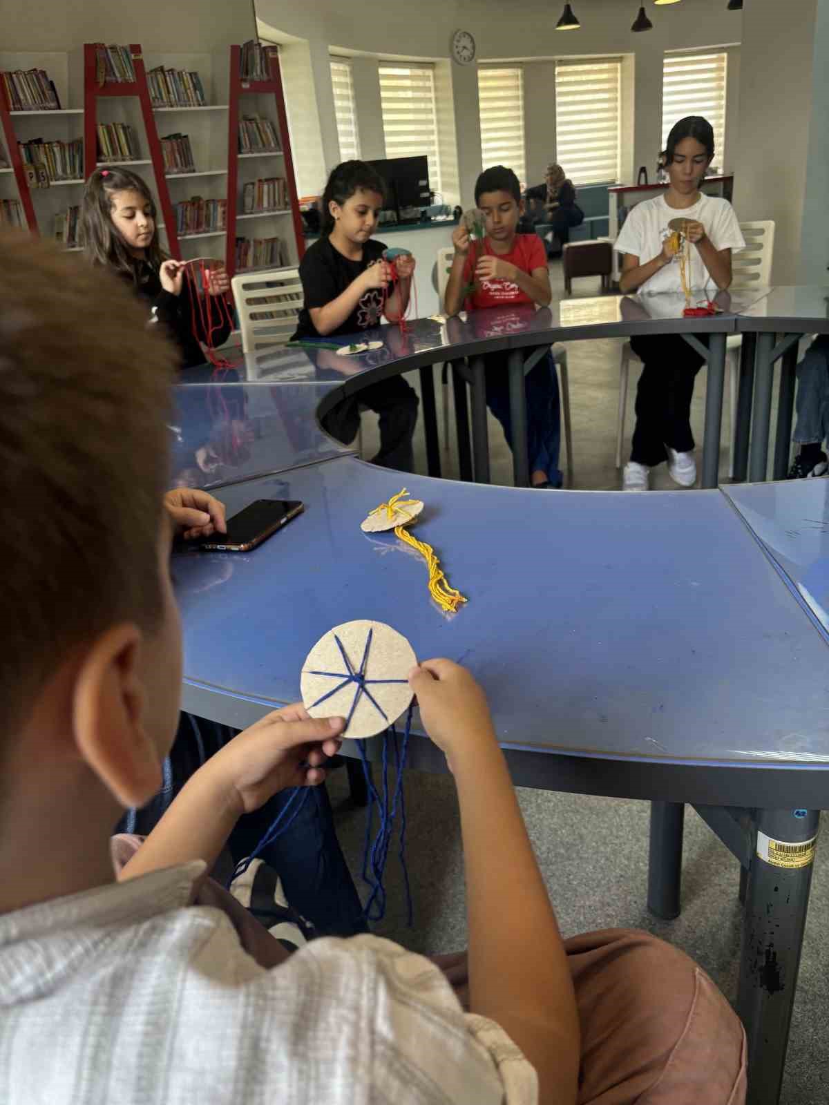 Aydın’da çocuklar kitap okudu, arkadaşlık bileklikleri tasarladı