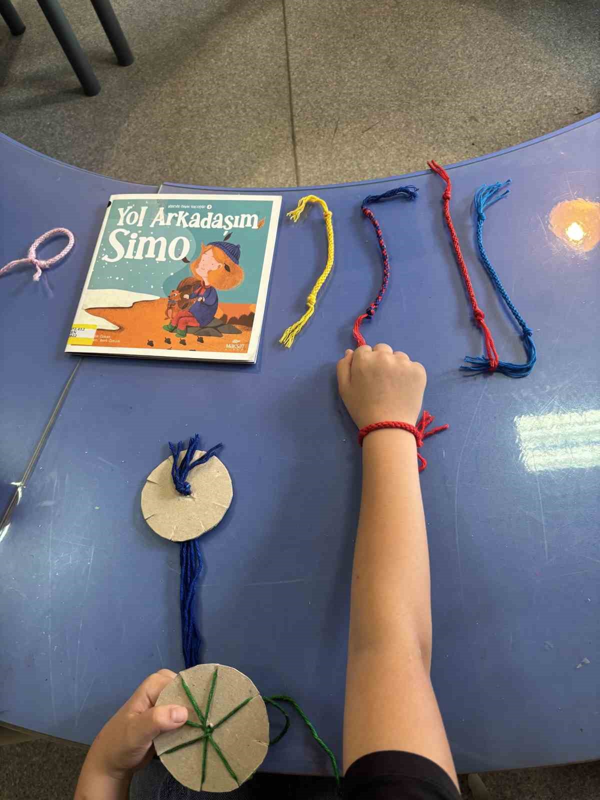 Aydın’da çocuklar kitap okudu, arkadaşlık bileklikleri tasarladı