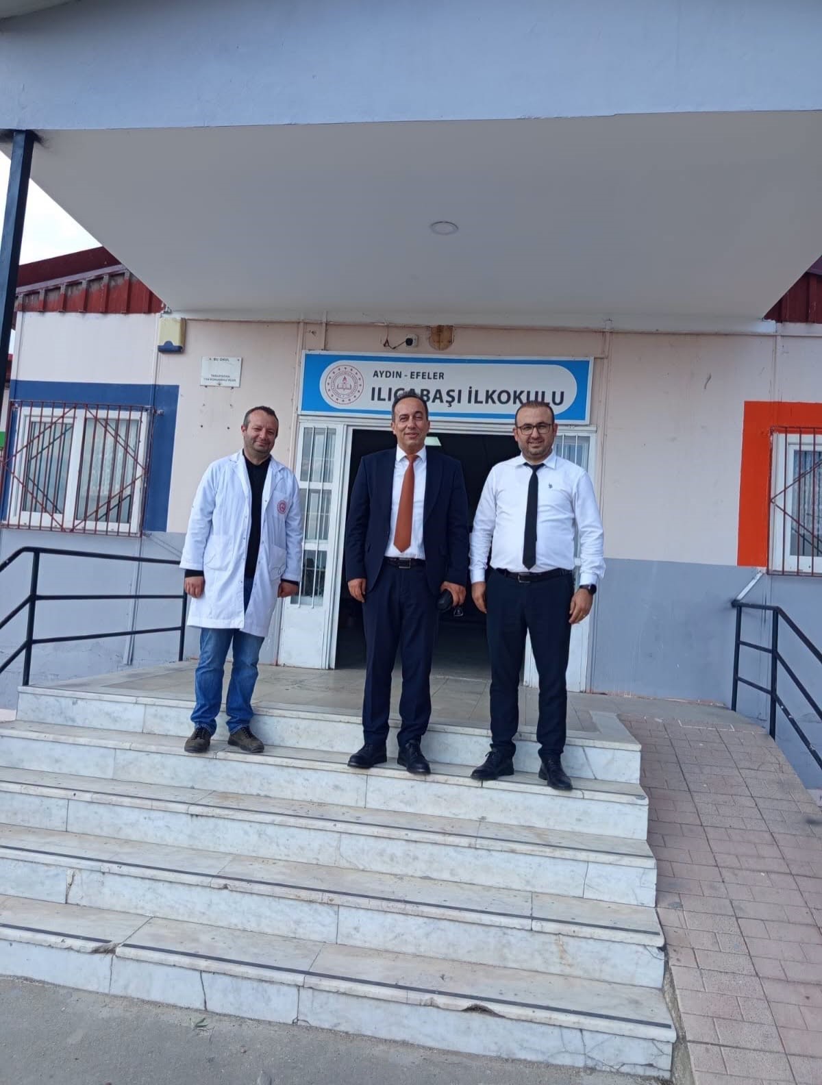 Efeler İlçe Milli Eğitim Müdürü Çomruk, öğrencilerin oyununa ortak oldu