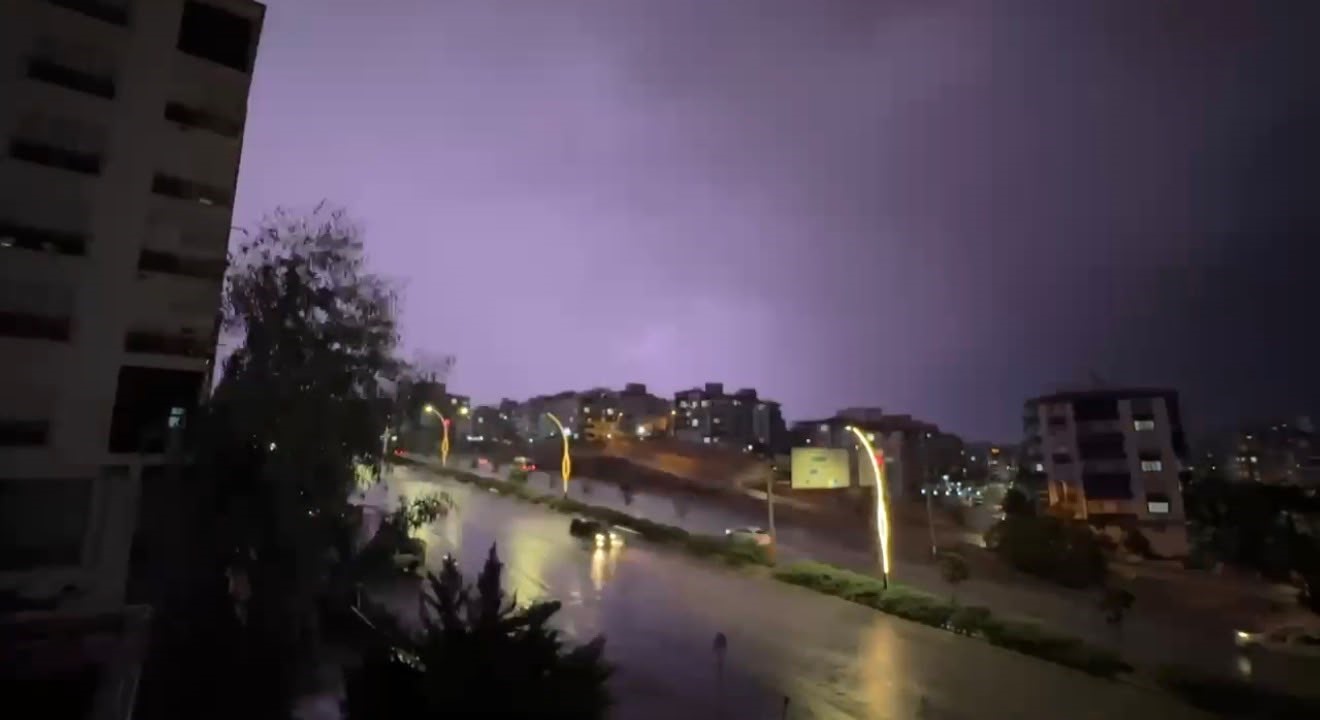 Gaziantep’te sağanak yağmur yolları göle çevirdi
