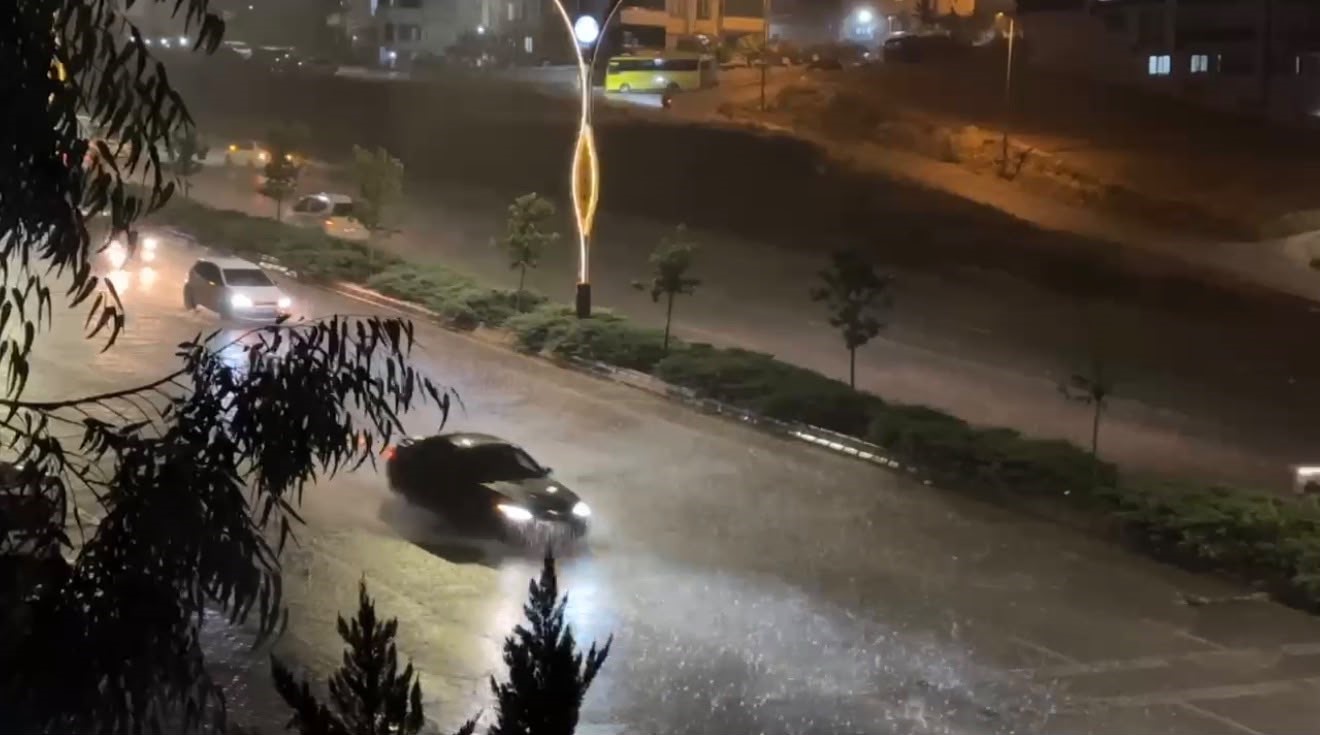 Gaziantep’te sağanak yağmur yolları göle çevirdi