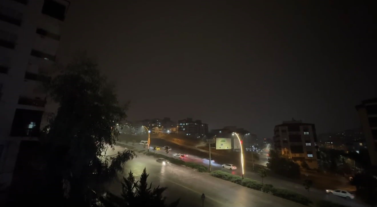 Gaziantep’te sağanak yağmur yolları göle çevirdi