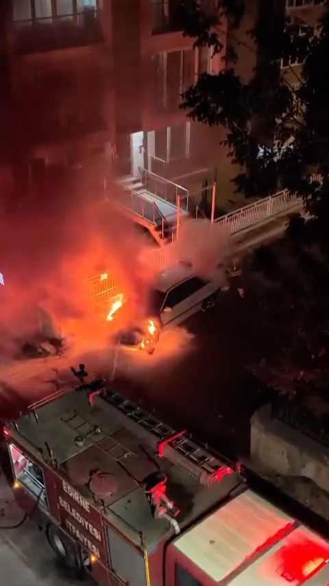 Edirne’de park halindeki otomobil alevlere teslim oldu