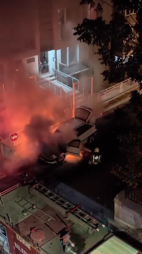 Edirne’de park halindeki otomobil alevlere teslim oldu