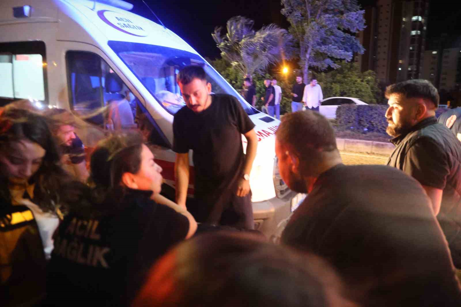 Adana’da şiddetli yağışta kayan otomobil sulama kanalına düştü: 2 yaralı