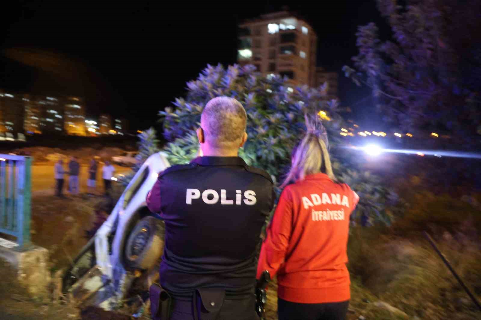 Adana’da şiddetli yağışta kayan otomobil sulama kanalına düştü: 2 yaralı