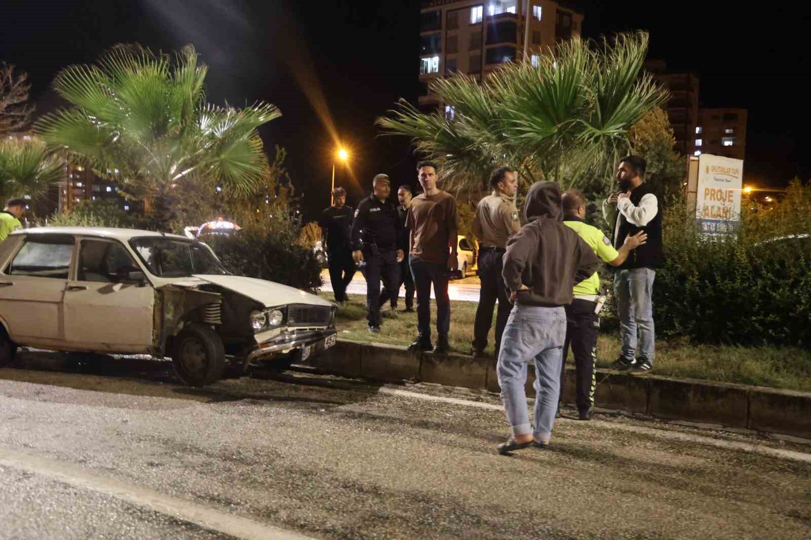 Adana’da şiddetli yağışta kayan otomobil sulama kanalına düştü: 2 yaralı
