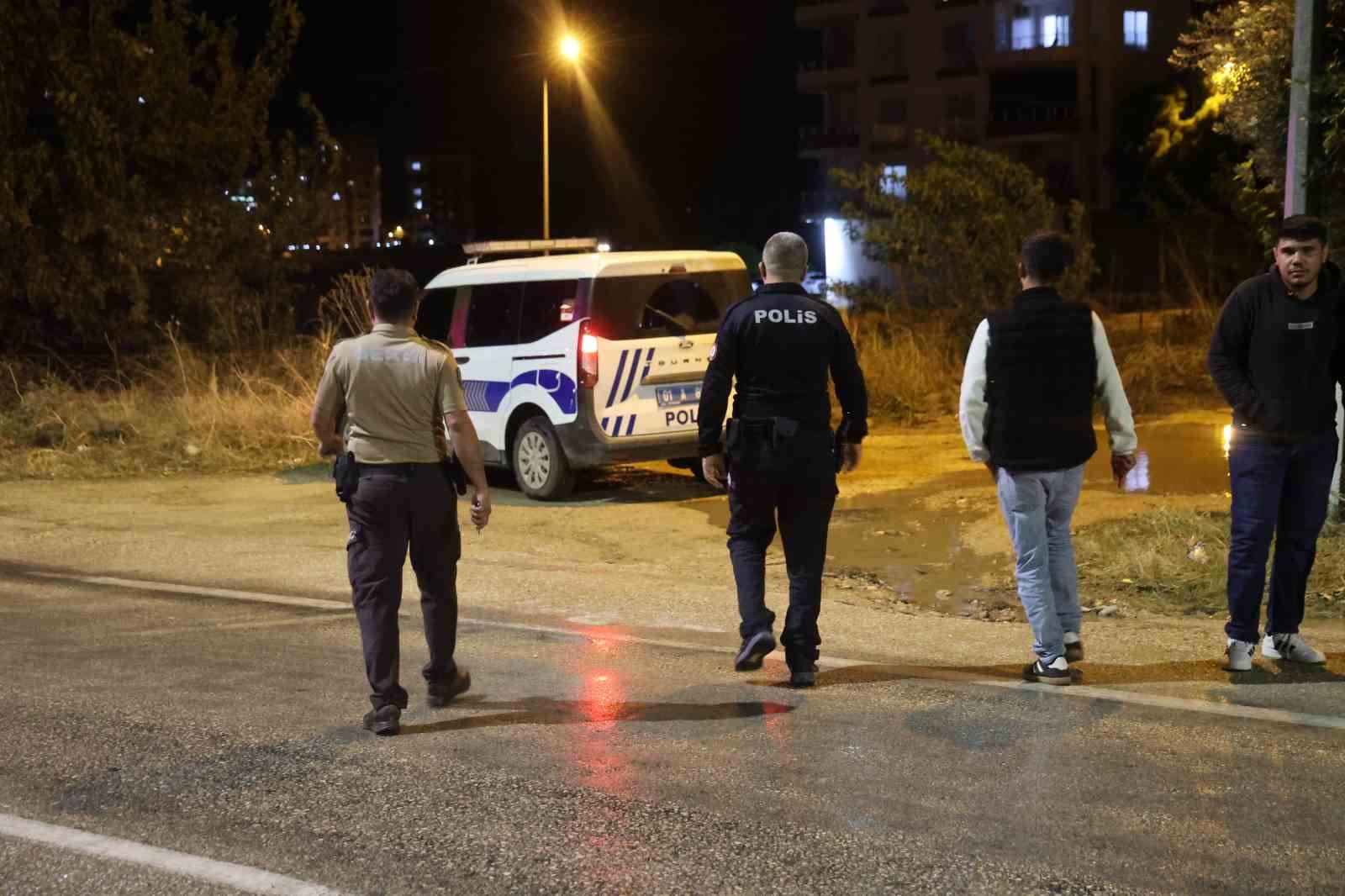 Adana’da şiddetli yağışta kayan otomobil sulama kanalına düştü: 2 yaralı