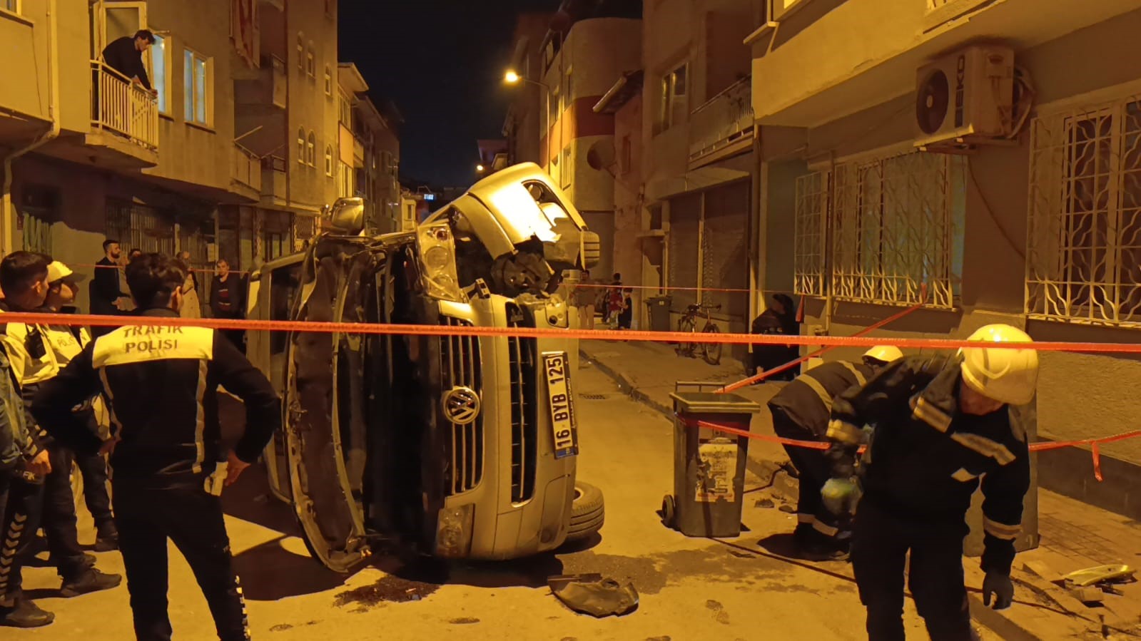 Elektrik panosuna çarpan minibüs devrildi, sürücü olay yerinden kaçtı
