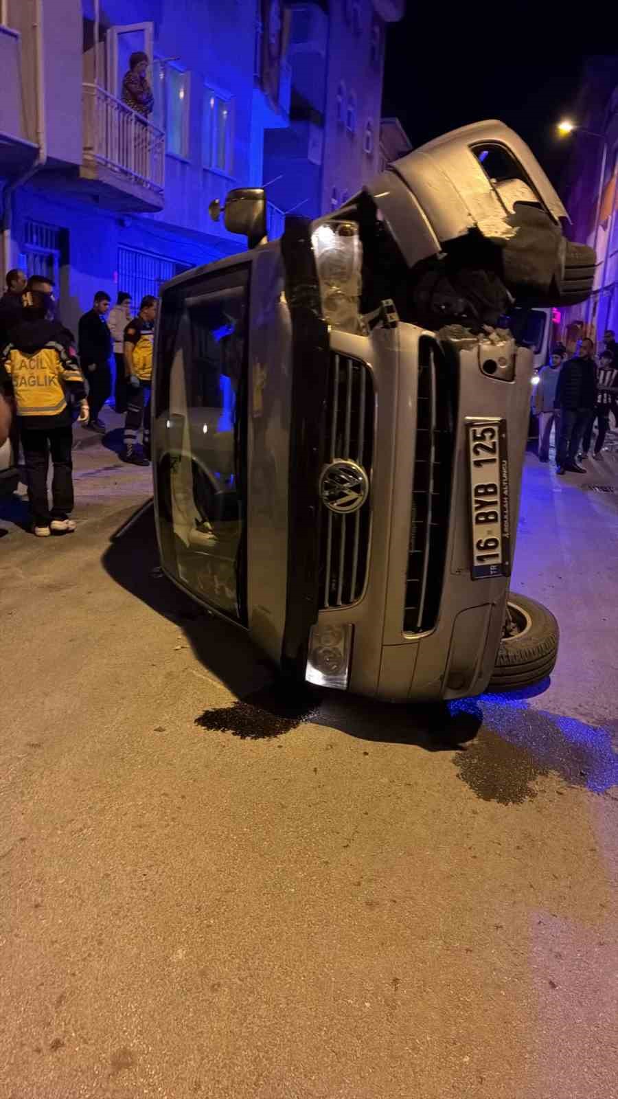 Elektrik panosuna çarpan minibüs devrildi, sürücü olay yerinden kaçtı