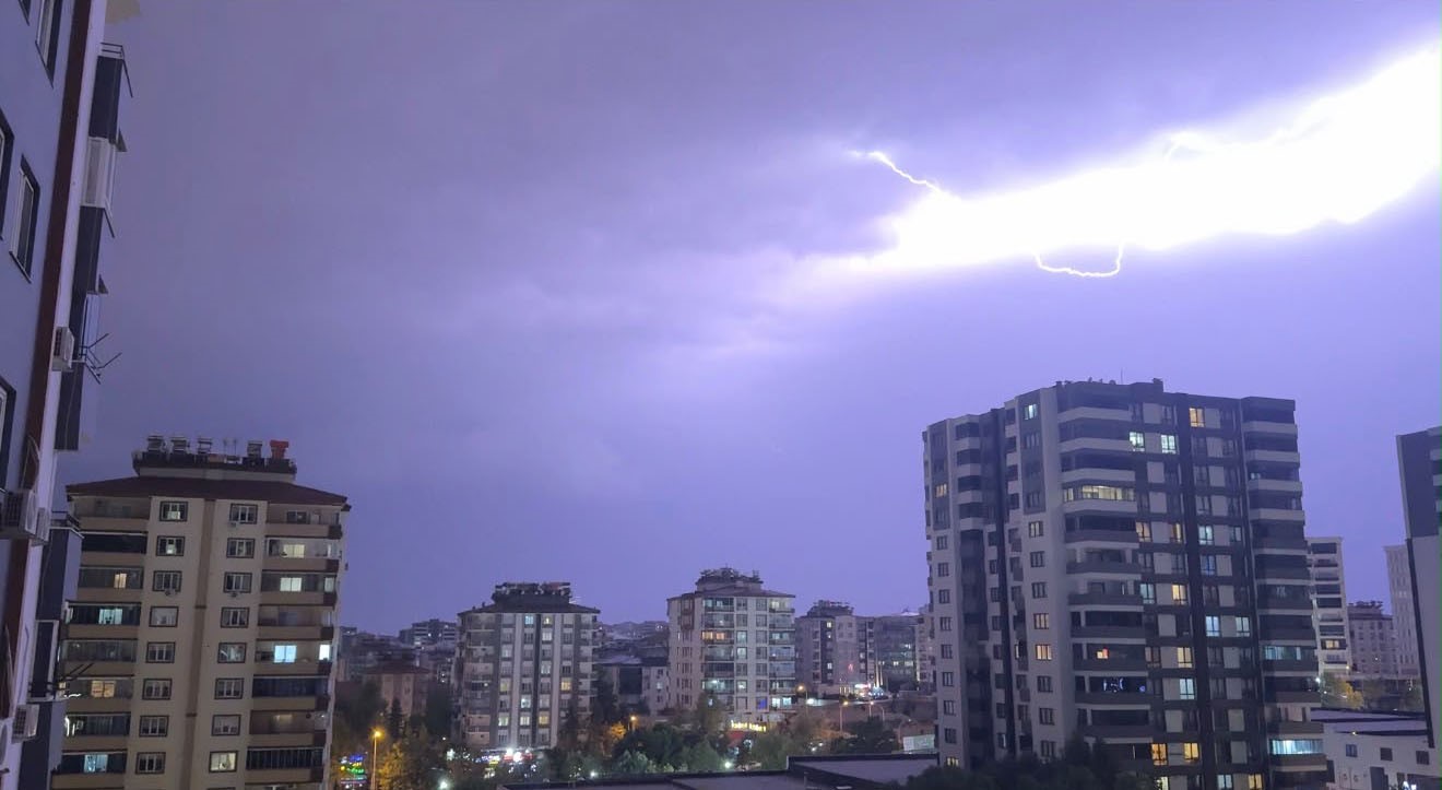 Gaziantep’te şimşekler geceyi aydınlattı