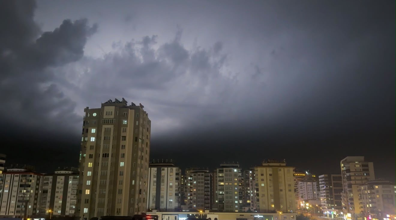 Gaziantep’te şimşekler geceyi aydınlattı