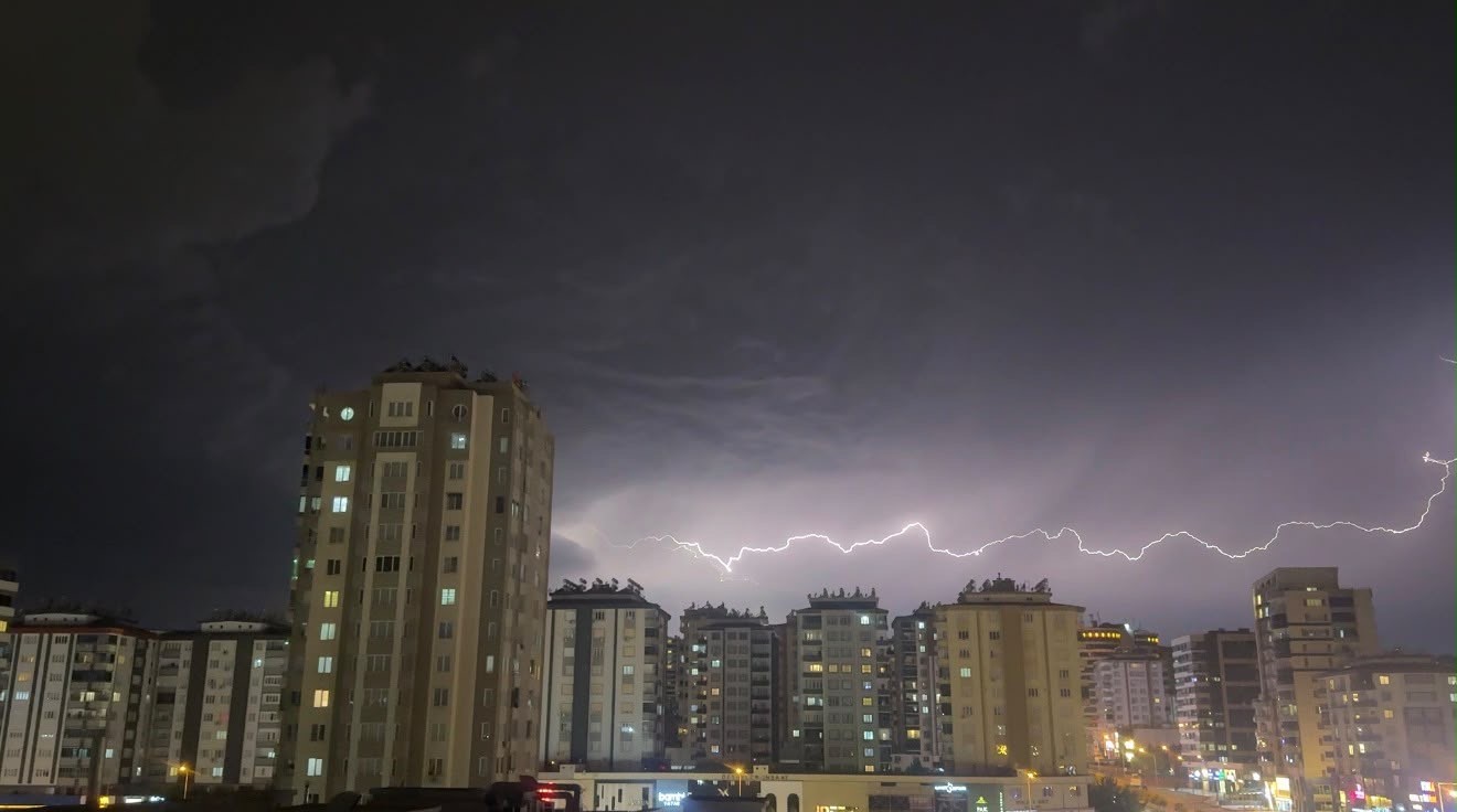 Gaziantep’te şimşekler geceyi aydınlattı