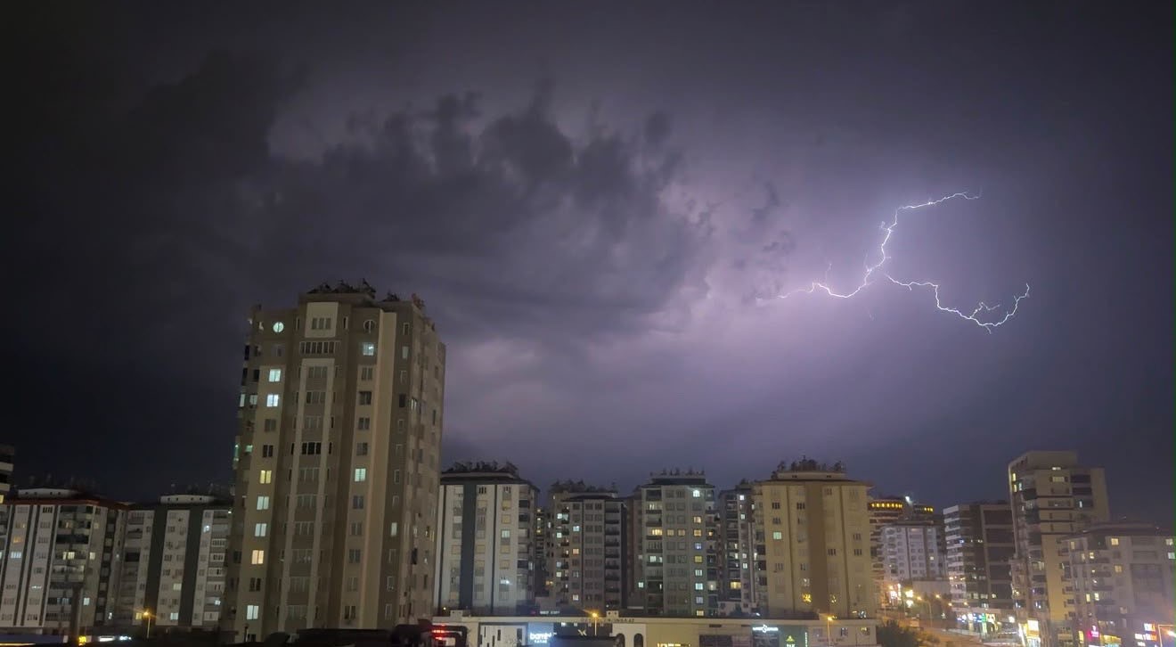 Gaziantep’te şimşekler geceyi aydınlattı