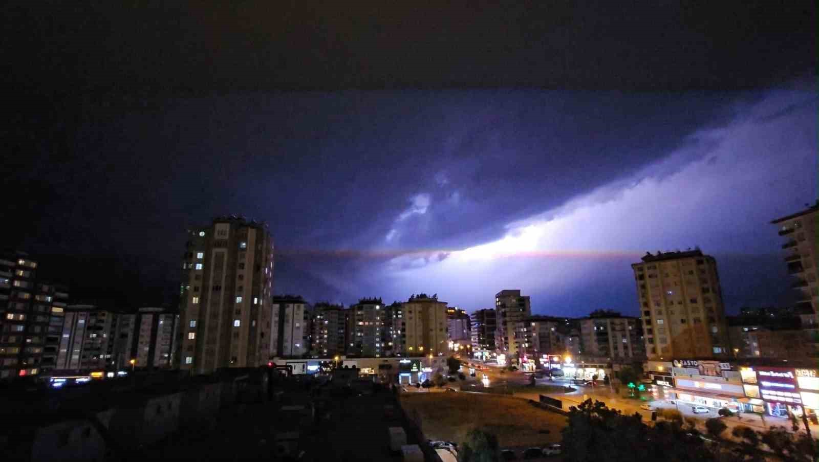 Gaziantep’te şimşekler geceyi aydınlattı
