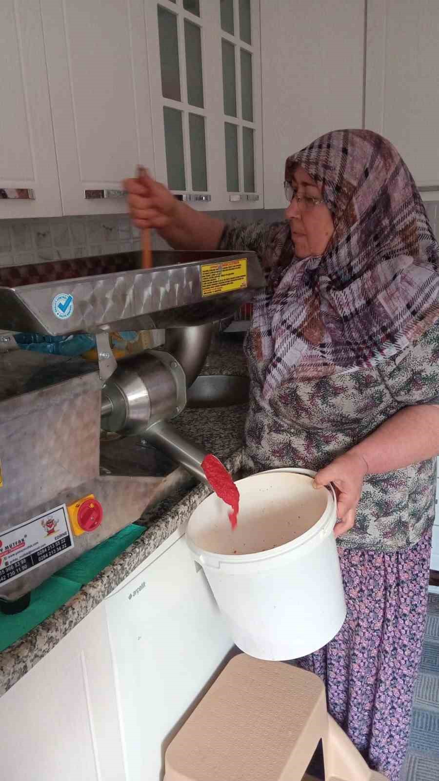 Uzunköprü’de kadınlara salça makinesi desteği
