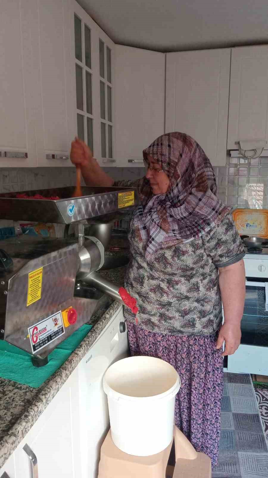 Uzunköprü’de kadınlara salça makinesi desteği