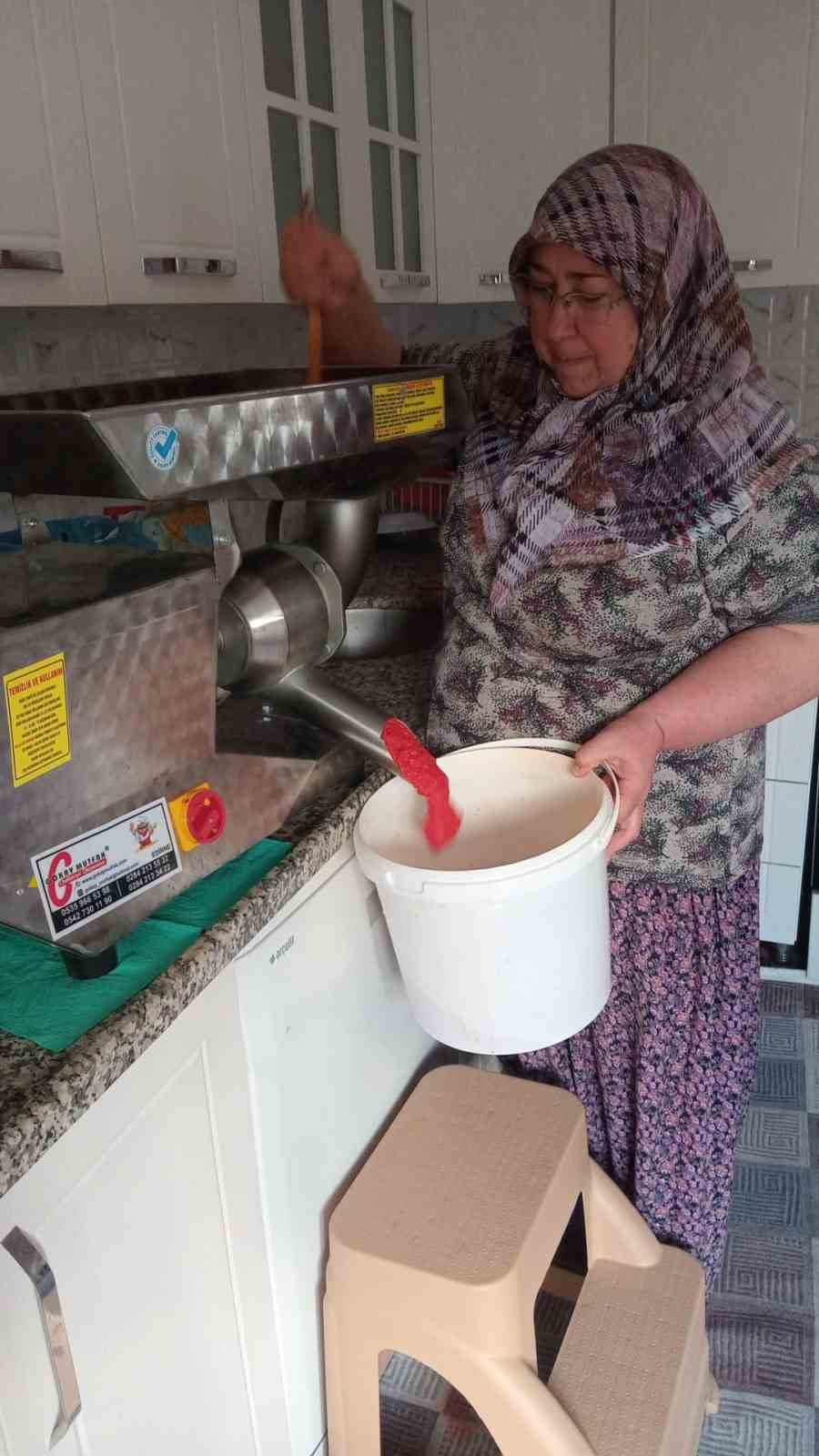 Uzunköprü’de kadınlara salça makinesi desteği