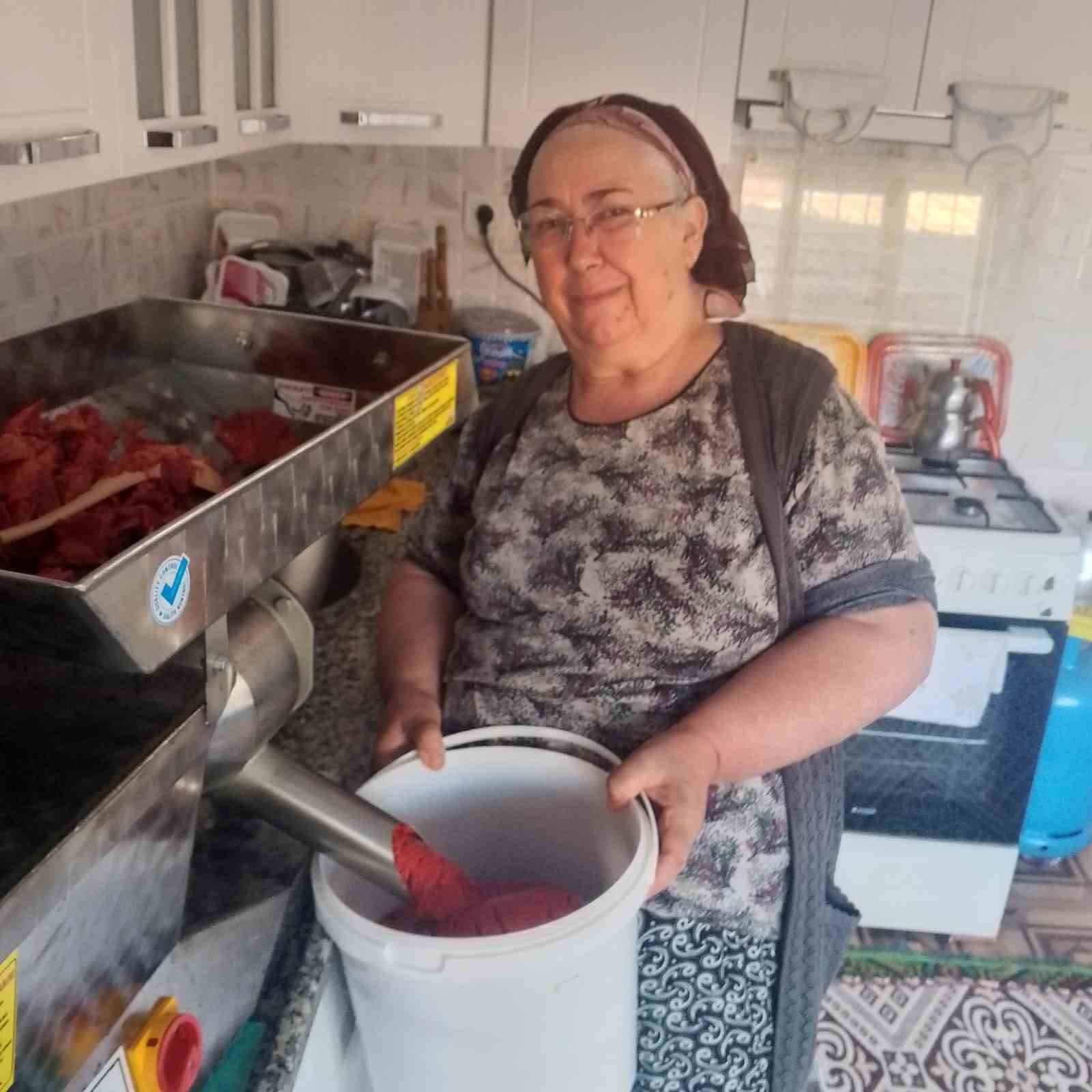 Uzunköprü’de kadınlara salça makinesi desteği